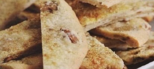 Плоский пряный хлеб с оливками