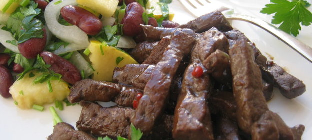 Карамелизированная печень с салатом из айвы и фасоли