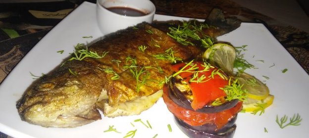 Радужная форель с овощами гриль и соусом ткемали