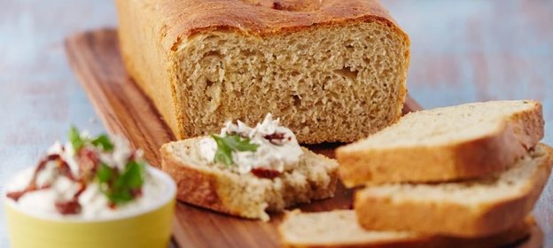 Хлеб с пастернаком, сыром и шалфеем