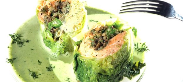 Голубцы из латука с форелью