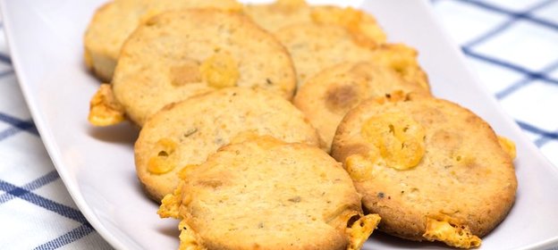 Сырное печенье с розмарином и черным перцем