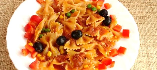 Салат с пастой, горошком и салями