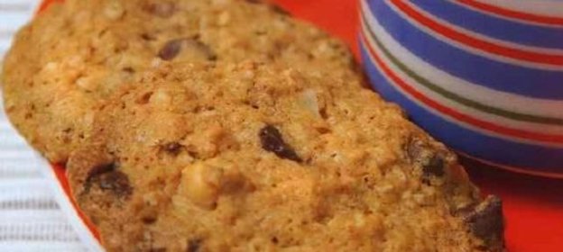 Печенье овсяное с шоколадом и орехами