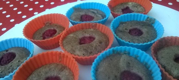 Кексы с какао и малиной на пару