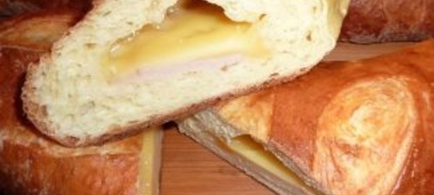 Хлеб для пикника с сыром и ветчиной