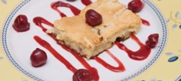 Манная запеканка с вишневым соусом