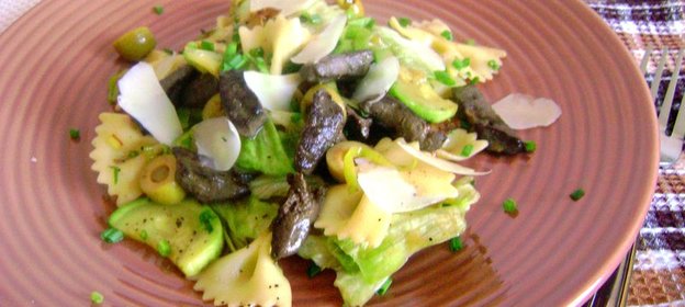Теплый салат с фарфалле , цукини и печенью