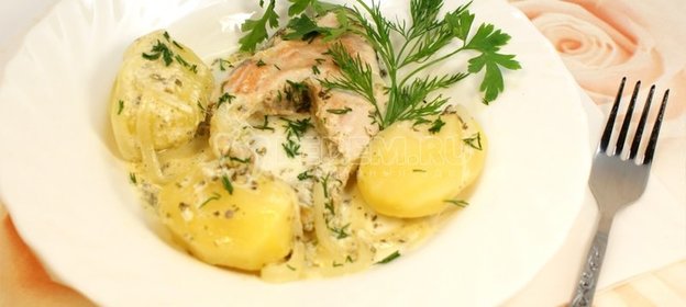 Горбуша тушеная в сметане