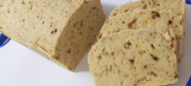 Кукурузный хлеб с луком, чесноком и сыром