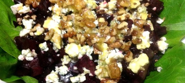 Салат с жареной свеклой, голубым сыром и кешью