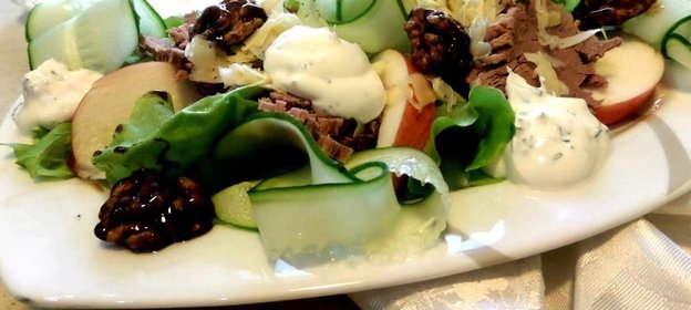 Салат с телятиной, яблоком, грецкими орехами и огурцами