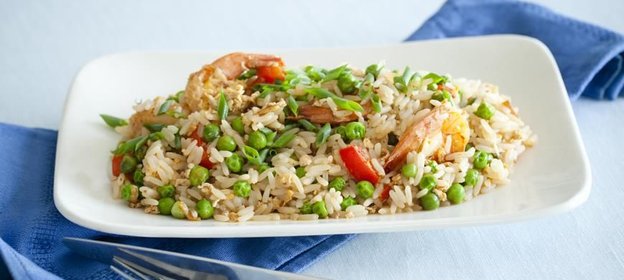 Жареный рис с креветками