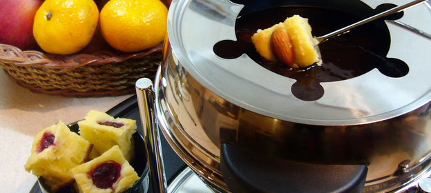 Шоколадное фондю с творожным бисквитом и фруктами