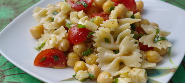 Салат с пастой и нутом