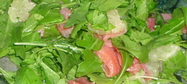 Салат из рукколы с красной рыбой