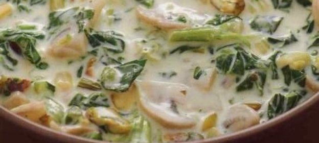 Сырный соус с грибами и шпинатом