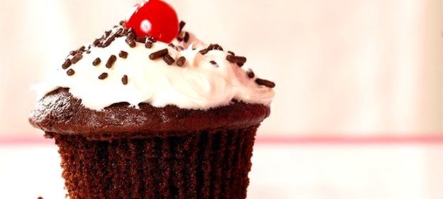 Шоколадные мини-кексы с вишнями