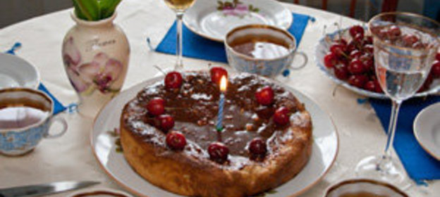 Пирог с кокосом, черешней и шоколадной глазурью