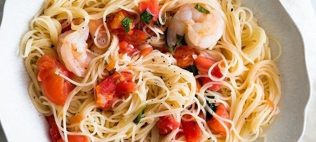 Паста с томатами и креветками