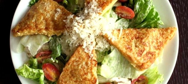 Салат «Цезарь» с французским тостом