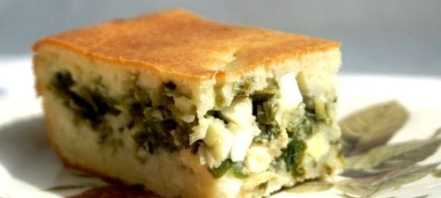 Быстрый (заливной) пирог с зелёным луком и яйцом