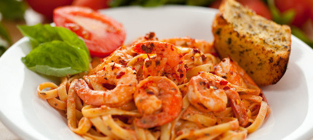 Паста с пряными креветками и томатным соусом