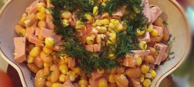 Салат с фасолью, ветчиной и сухариками