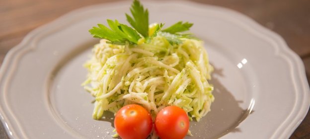 Спагетти из кабачка под ореховым соусом