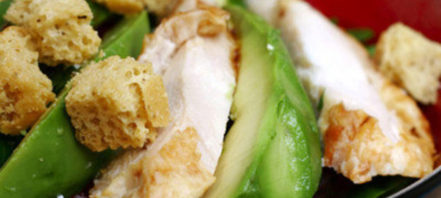 Салат цезарь с куриной грудкой и авокадо