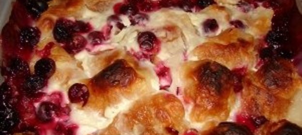 Вишнёвая запеканка с круассанами