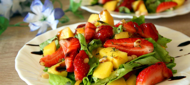 Салат с манго и клубникой от Оскара Кучеры