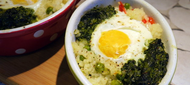 Рисовая запеканка со шпинатом и яйцом