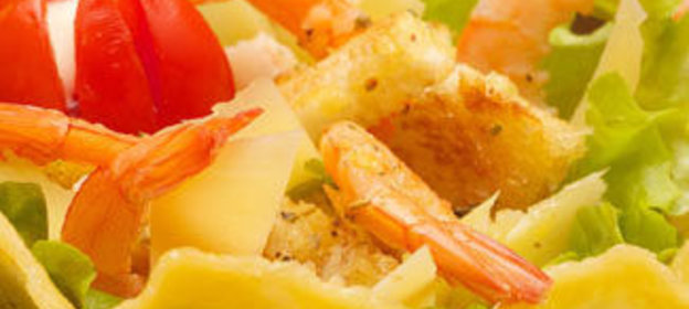 Салат в стиле Цезаря с креветками в сырной чашке