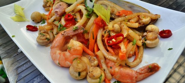 Лапша удон с морепродуктами по-тайски