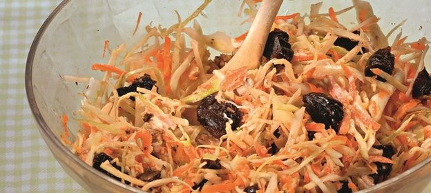 Капустный салат с черносливом