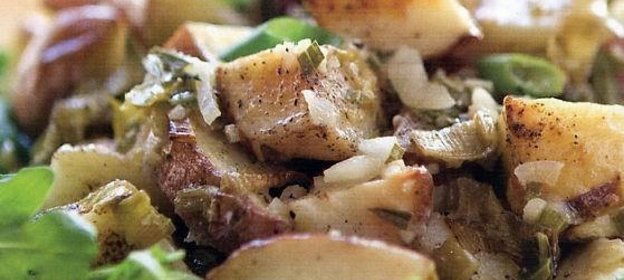 Салат из печеного картофеля и лука-порея