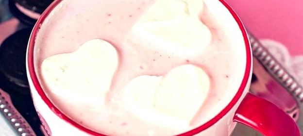 Горячий белый шоколад с клубникой и сливочными сердечками