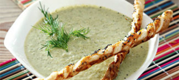 Суп-пюре из брокколи с маковыми палочками