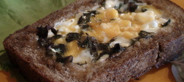 Яичница с сулугуни в хлебной корочке