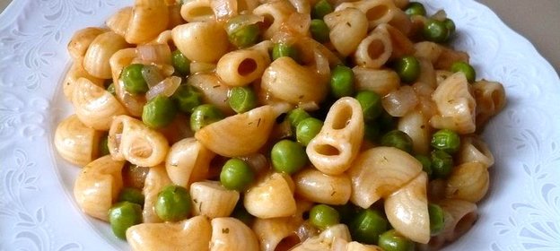 Макароны с зеленым горошком