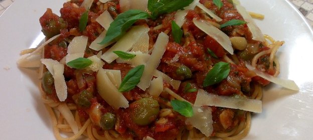 Спагетти а‑ля путанеска с томатами и анчоусами