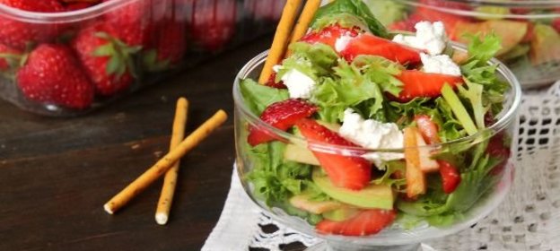 Салат с креветками, огурцом и зеленым салатом