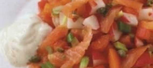 Салат из копченой семги с помидорами и редисом