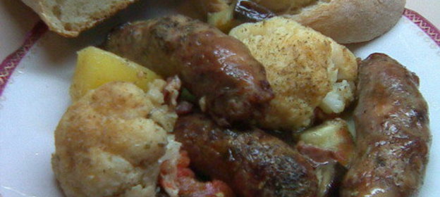 Колбаски, запеченные с овощами и травами. Вариация на тему. Ну и конечно хлебушек, куда без него