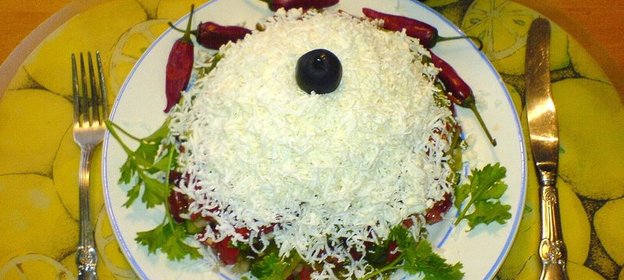 Говяжий язык под соусом из красной смородины