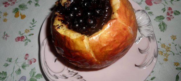 Печеное яблоко со смородиной и шоколадной глазурью
