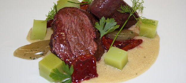 Кубики говядины с соусом из фуа- гра и яблочным желе