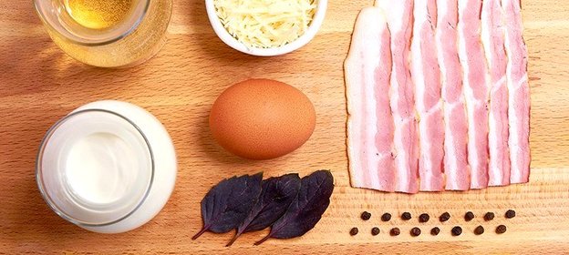 Спагетти карбонара с беконом и яйцом