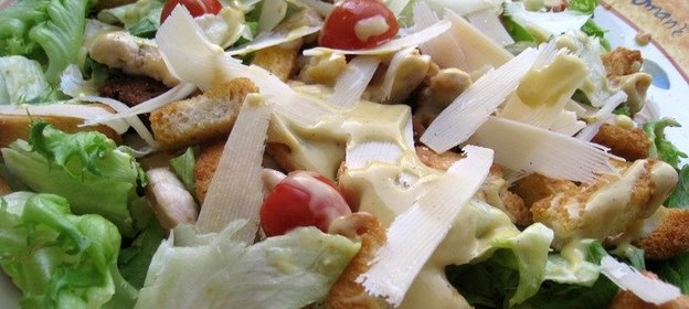 Салат Цезарь с языком